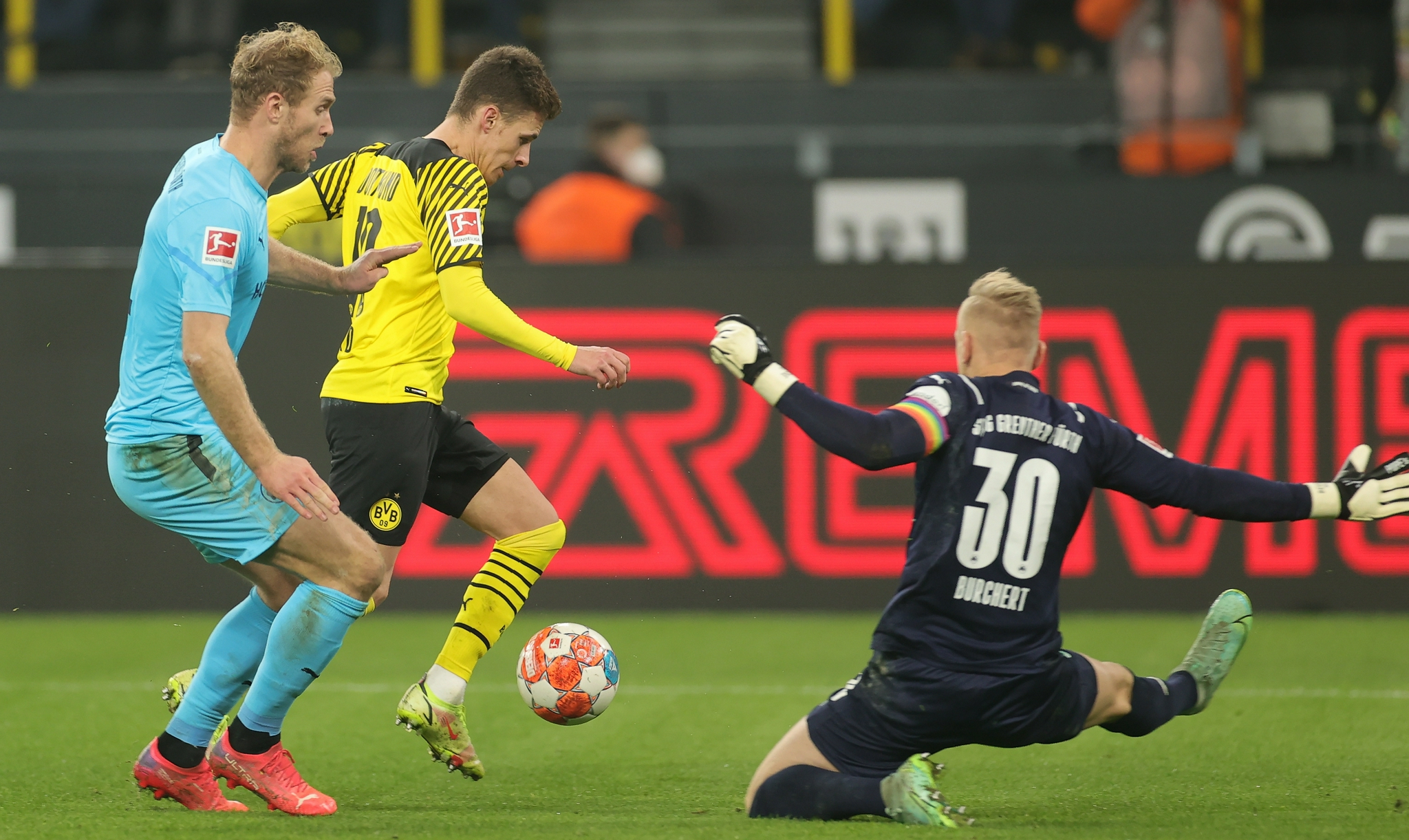 旧伤复发？阿尔梅达在训练结束后背部不适，寻求医疗诊断